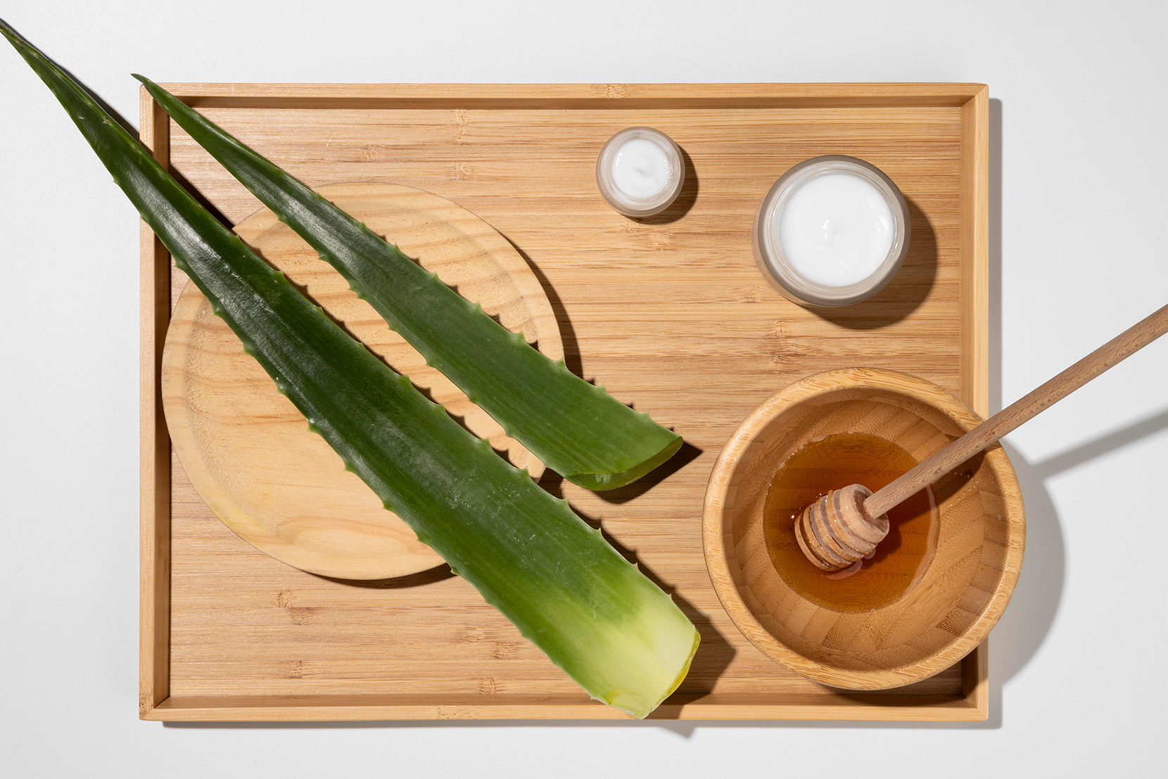 čerstvé-aloe-vera-na-podtácku-med-v-dřevěné-misce